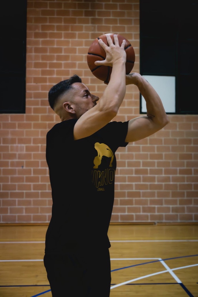 Álvaro Fuentes lanzando a canasta durante un entrenamiento
