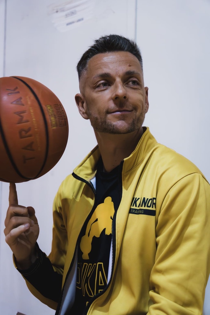 Álvaro Fuentes haciendo girar un balón de baloncesto sobre el dedo