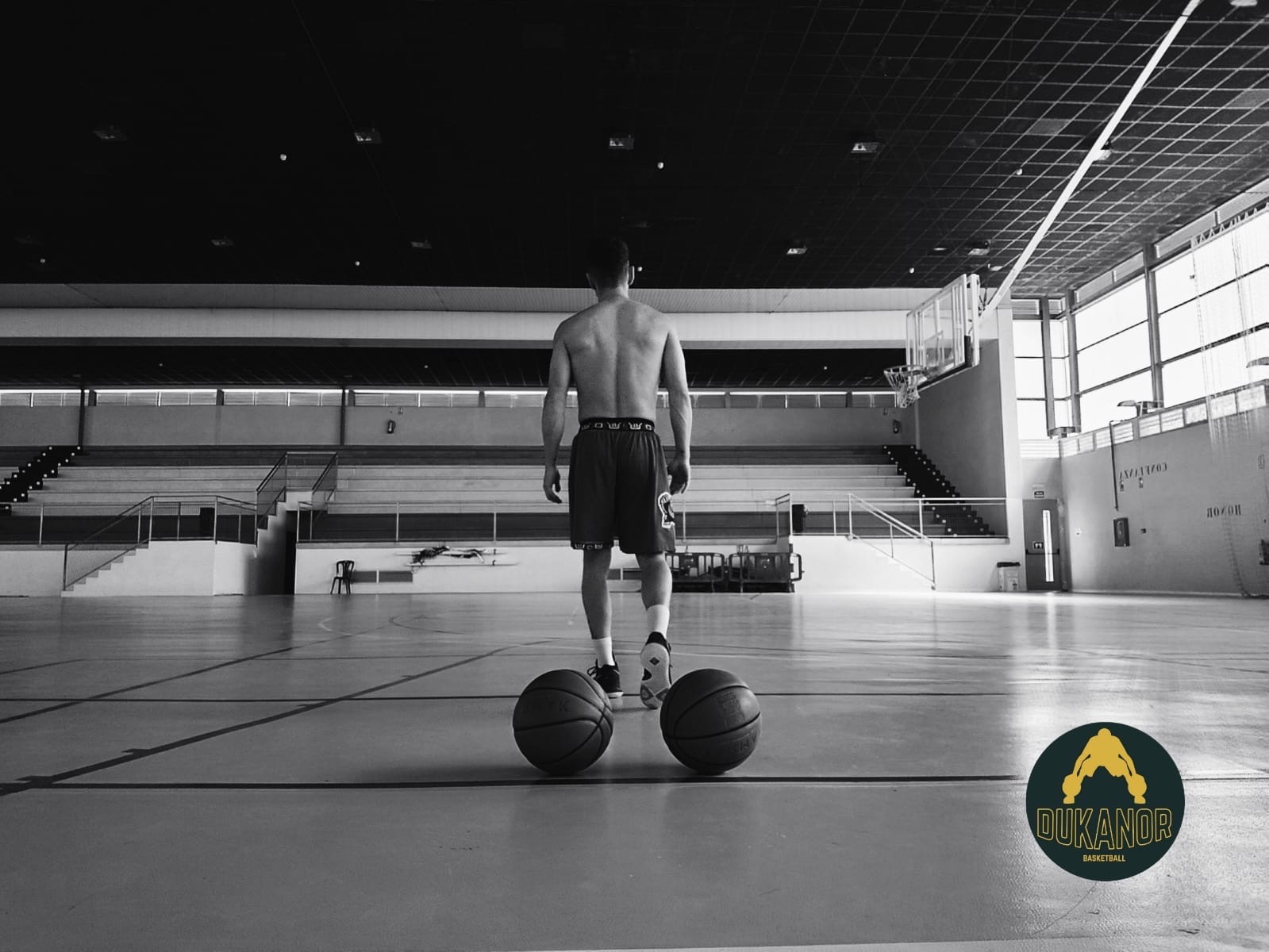 Pista de baloncesto vacía, el origen de Dukanor en Menorca