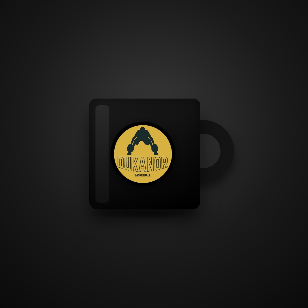 Taza negra con el logo dorado de Dukanor Basketball