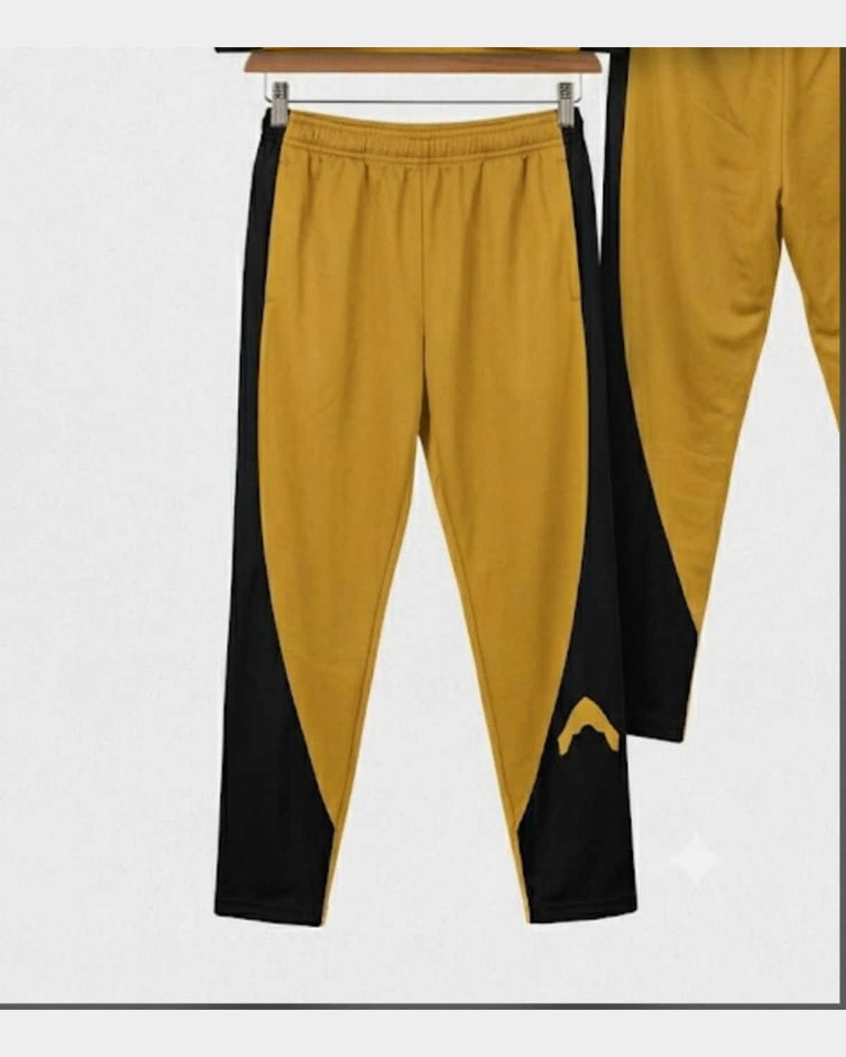 Pantalón largo Dukanor dorado con paneles negros