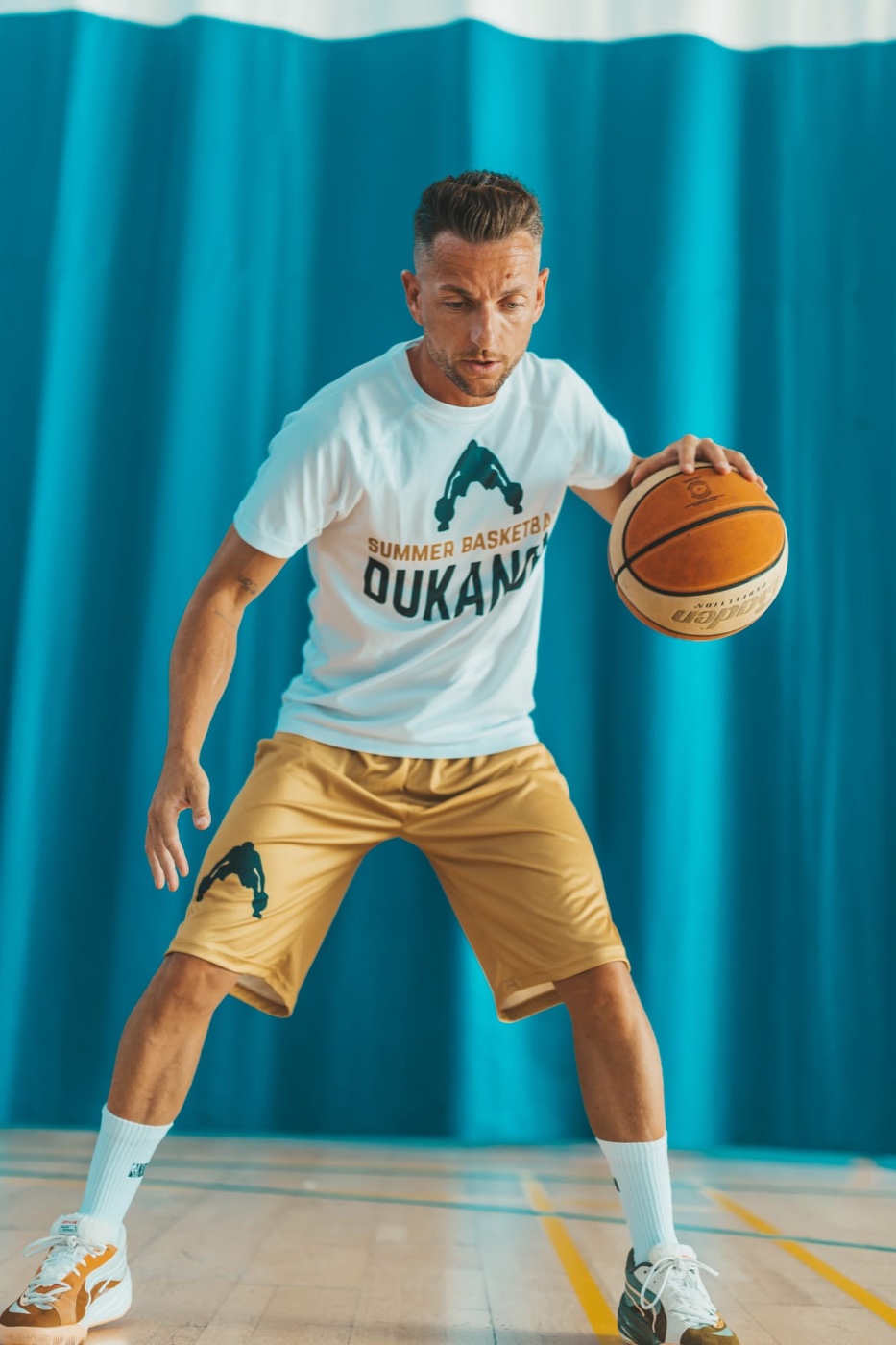 Jugadores con camisetas Dukanor negras, blancas y doradas