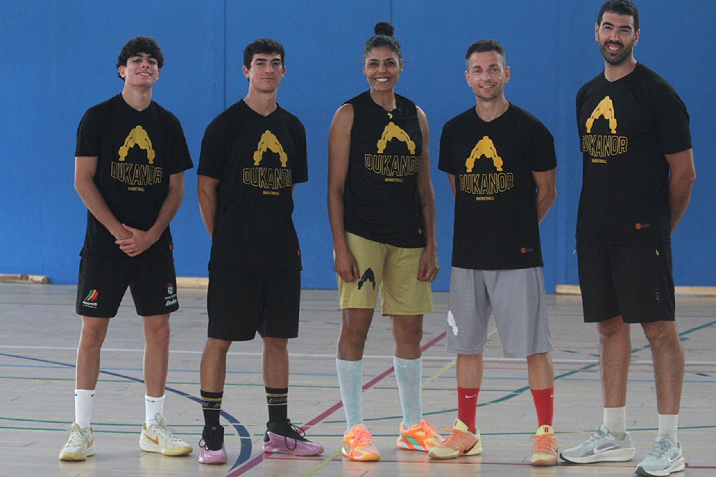 El equipo Dukanor con las camisetas de la marca en la pista