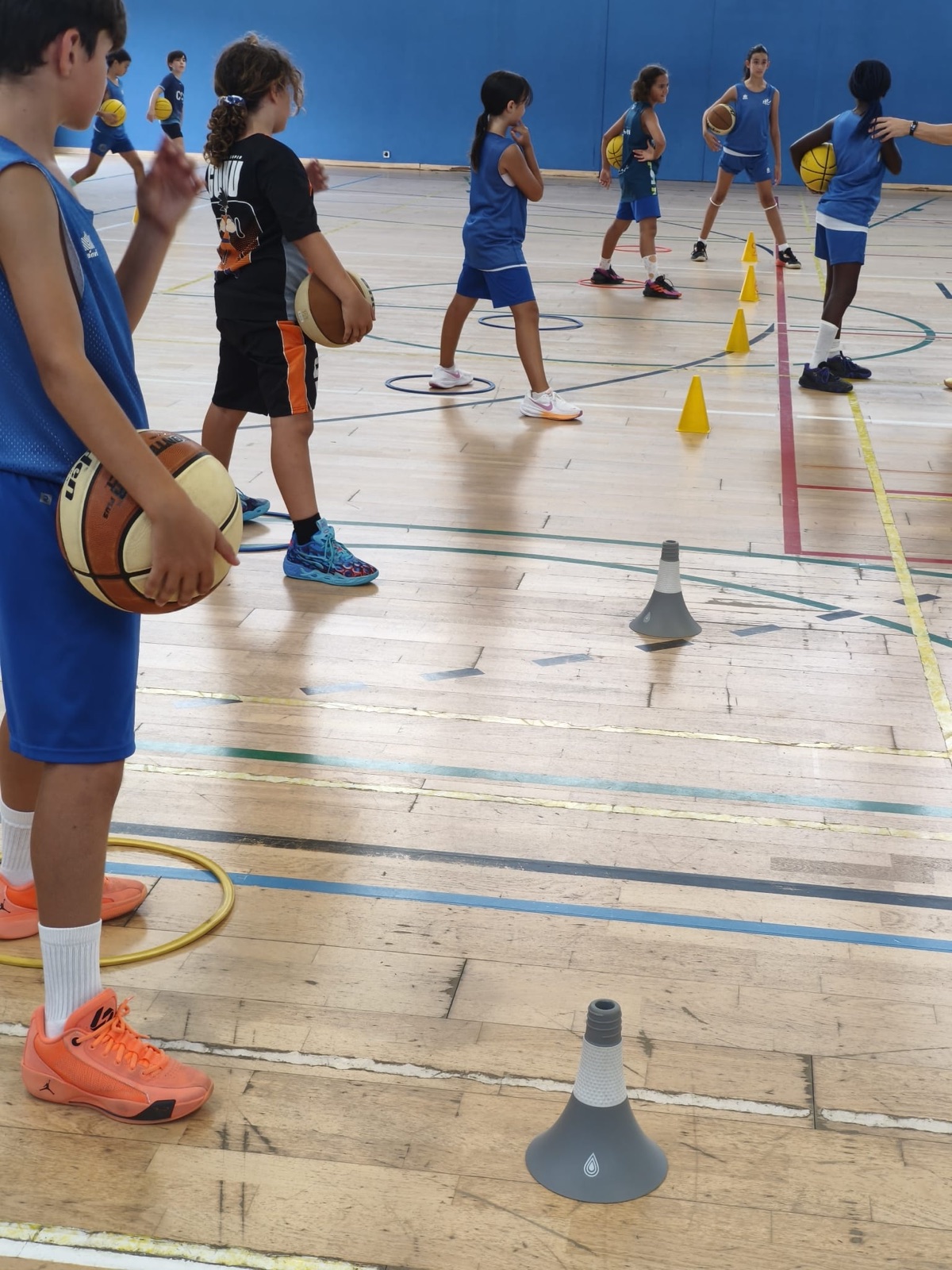 Grupo de jugadores durante un entrenamiento de baloncesto Dukanor